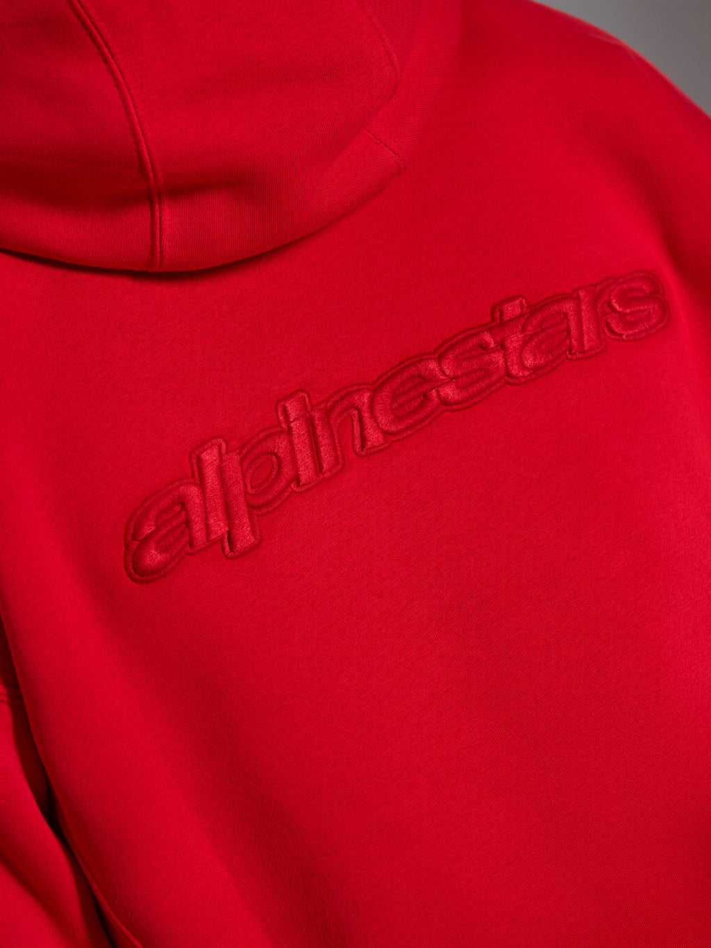 Alpinestars Emergent Oversized Hoodie, rosso, primo piano del retro con logo Alpinestars ricamato in 3D in tinta, branding monocromatico in rilievo su tessuto felpato