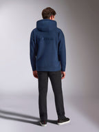 Alpinestars Emergent Oversized Hoodie, felpa streetwear casual, blu navy, scritta Alpinestars ricamata in tinta sul retro, vestibilità oversize con cappuccio, abbinata a pantaloni neri, vista posteriore