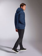 Felpa con cappuccio Alpinestars Emergent Oversized in blu navy, vista posteriore con logo Alpinestars ricamato in 3D, vestibilità oversize in pile con cappuccio e cordino, indossata con pantaloni neri, streetwear casual ispirato al motorsport