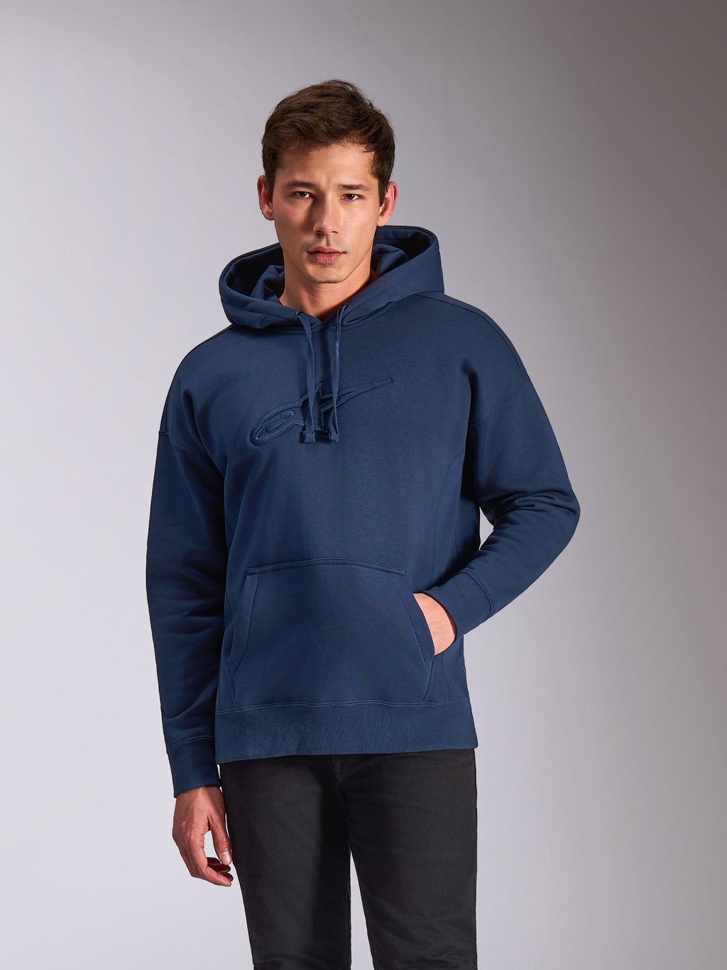 Felpa con cappuccio Alpinestars Emergent Oversized, pullover in pile blu navy, logo Astars ricamato in 3D tono su tono sul petto, vestibilità oversize rilassata con tasca a marsupio e cappuccio con cordino, streetwear casual ispirato al motorsport