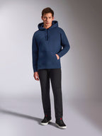 Felpa con cappuccio Alpinestars Emergent Oversized, felpa pullover blu navy, logo ricamato 3D tono su tono sul petto, indossata da un modello con pantaloni neri e sneakers, stile streetwear casual