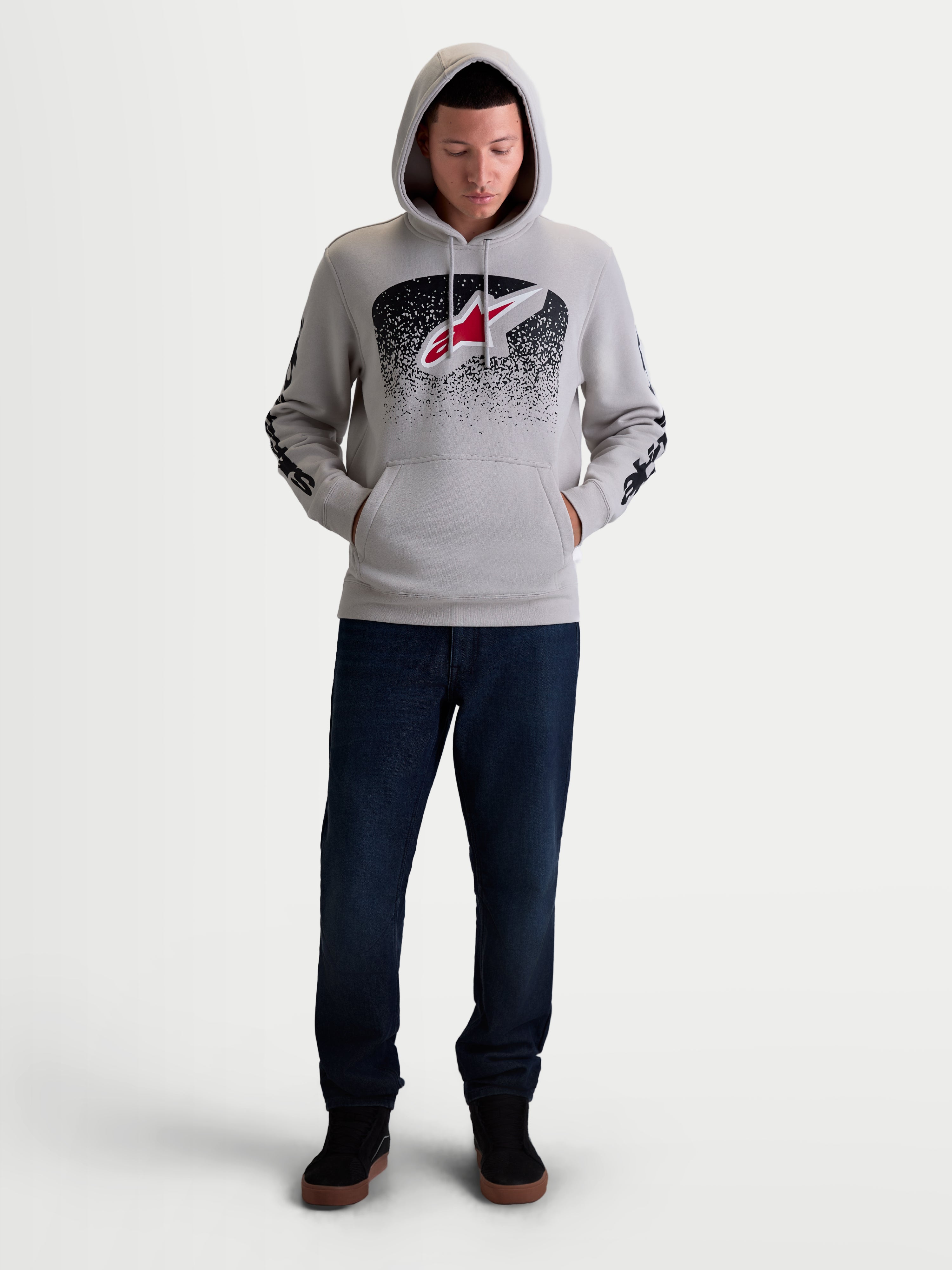 Alpinestars Felpa con cappuccio Obsessed, felpa sportswear da uomo, grigio cemento con grafiche MX sfumate in rosso e nero, logo Astars frontale e branding sulle maniche, stile motorsport casual