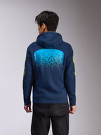 Alpinestars Obsessed Hoodie, felpa con cappuccio blu navy, vista posteriore con grande grafica a gradazione MX azzurra, marchio Alpinestars giallo sulle maniche, streetwear casual ispirato al motorsport