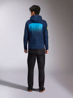 Alpinestars Obsessed Hoodie in blu navy, vista posteriore con grande grafica MX sfumata ciano e loghi gialli sulle maniche, felpa pullover casual ispirata al motorsport