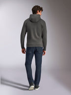 Alpinestars Ellipsoid Hoodie, felpa pullover con cappuccio color grigio gunmetal, vista posteriore, indossata da un modello con jeans in denim scuro e sneakers nere, streetwear casual ispirato al motorsport