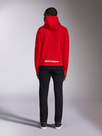 Alpinestars Parallel Hoodie, rosso, vista posteriore che mostra il logo Alpinestars bianco sulla parte bassa della schiena, streetwear casual d'ispirazione motorsport, felpa in pile con orlo a coste