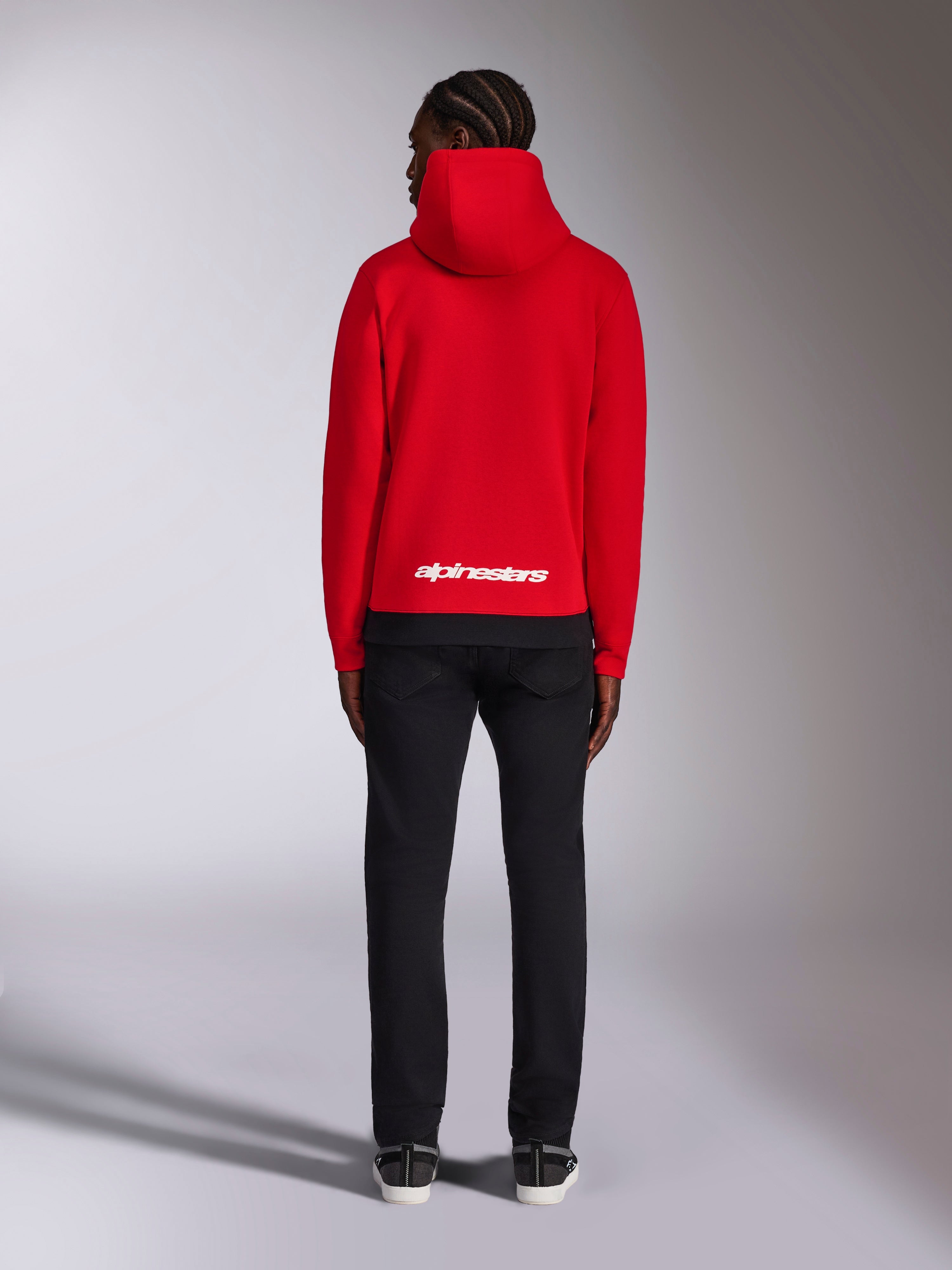 Alpinestars Parallel Hoodie, rosso, vista posteriore che mostra il logo Alpinestars bianco sulla parte bassa della schiena, streetwear casual d'ispirazione motorsport, felpa in pile con orlo a coste
