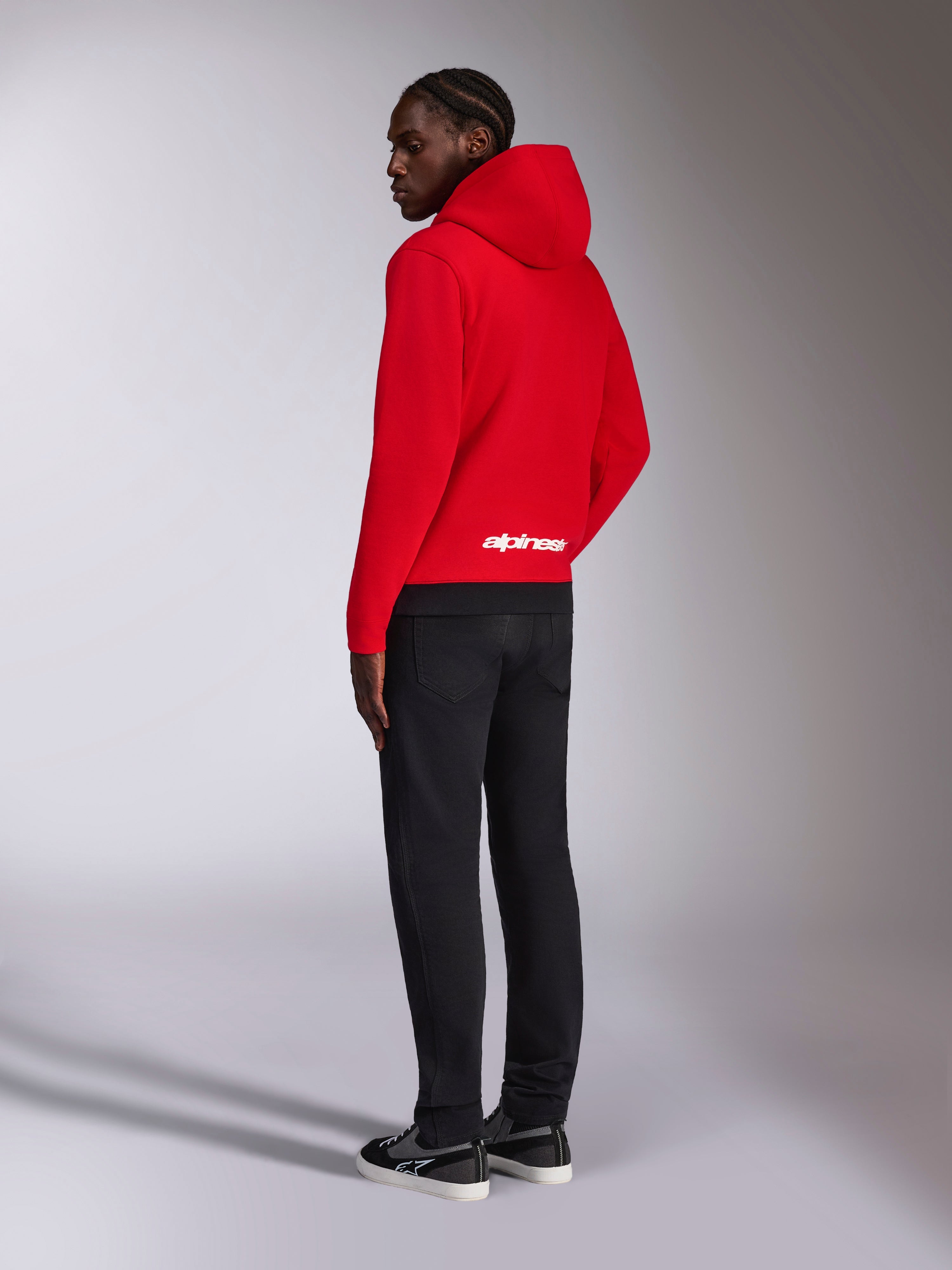 Alpinestars Parallel Hoodie, vista posteriore di felpa rossa con orlo a coste nero, logo Alpinestars bianco sulla parte inferiore della schiena, stile casual motorsport streetwear