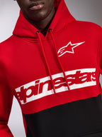 Felpa con cappuccio Alpinestars Parallel, pile con design a blocchi di colore rosso e nero, logo Astars bianco e scritta Alpinestars rossa su una banda bianca sul petto, cappuccio con cordino, streetwear casual ispirato al motorsport