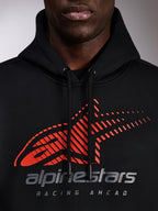 Alpinestars Pulse Hoodie, felpa nera con cappuccio, primo piano del petto con logo Astars rosso con linee di velocità sfumate e marchio argento, cordini neri con estremità immerse, streetwear casual motorsport