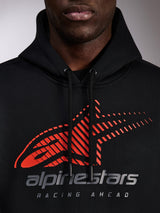 Alpinestars Pulse Hoodie, felpa nera con cappuccio, primo piano del petto con logo Astars rosso con linee di velocità sfumate e marchio argento, cordini neri con estremità immerse, streetwear casual motorsport