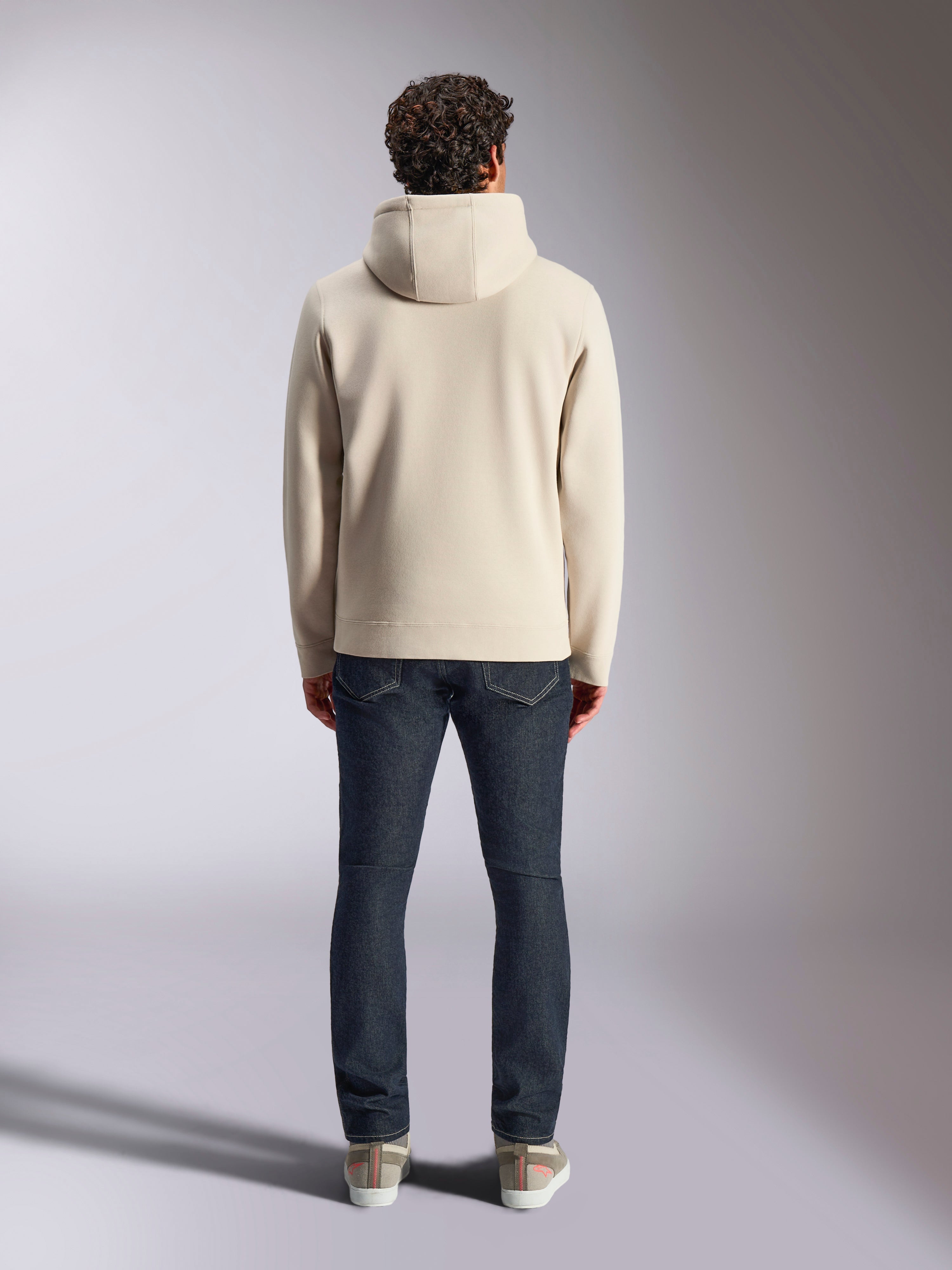 Alpinestars Pulse Hoodie, streetwear casual, Off White, vista posteriore su modello che indossa jeans in denim scuro e sneakers, felpa con cappuccio con polsini e orlo a coste