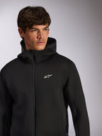 Alpinestars Cypher Hoodie, abbigliamento sportivo casual, felpa nera con zip frontale e cappuccio, logo Astars bianco sul petto, design del cappuccio a collo alto, indossata da un modello