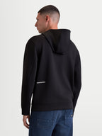 Alpinestars Felpa Con Cappuccio Cypher, felpa sportswear da uomo con zip, nera, in pile tri-blend double face, vista posteriore su modello con cappuccio a collo alto e logo Alpinestars bianco sulla schiena