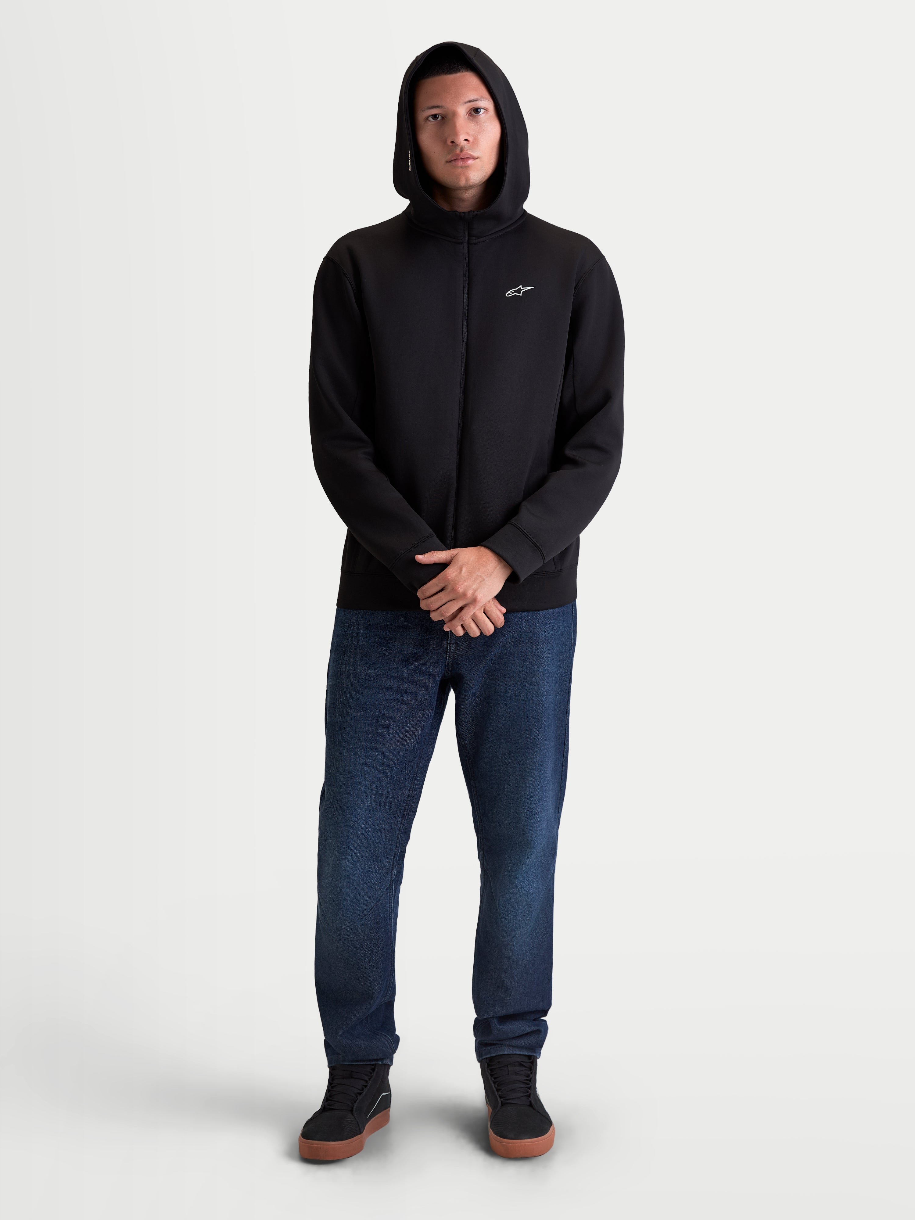 Alpinestars Felpa Con Cappuccio Cypher, giacca con cappuccio sportswear da uomo, nero, in pile double face con zip integrale, cappuccio a collo alto foderato in rete e logo Astars bianco sul petto, indossata da un modello per uno stile casual quotidiano.