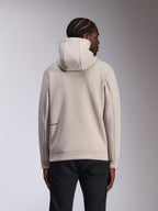 Felpa con cappuccio Alpinestars Cypher, abbigliamento sportivo casual, grigio Cement, vista posteriore su modello, cappuccio a collo alto, materiale in pile double-face, logo Alpinestars minimale sulla parte inferiore della schiena, abbinata a pantaloni neri