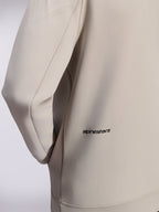 Alpinestars Cypher Hoodie, felpa con zip in pile double face, grigio Cement, primo piano del piccolo logo Alpinestars nero sulla parte bassa della schiena, dettaglio della tasca sulla cucitura e della trama liscia del tessuto