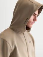 Alpinestars Felpa con cappuccio Cypher, felpa in pile sportswear con zip frontale da uomo, beige, con cappuccio a collo alto foderato in rete, marchio Alpinestars laterale e logo sul petto, vista di profilo su modello.