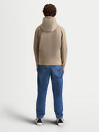 Alpinestars Felpa con cappuccio Cypher, felpa sportswear beige da uomo, vista posteriore su modello, cappuccio a collo alto e tessuto tecnico tri-blend, stile casual ispirato al motorsport
