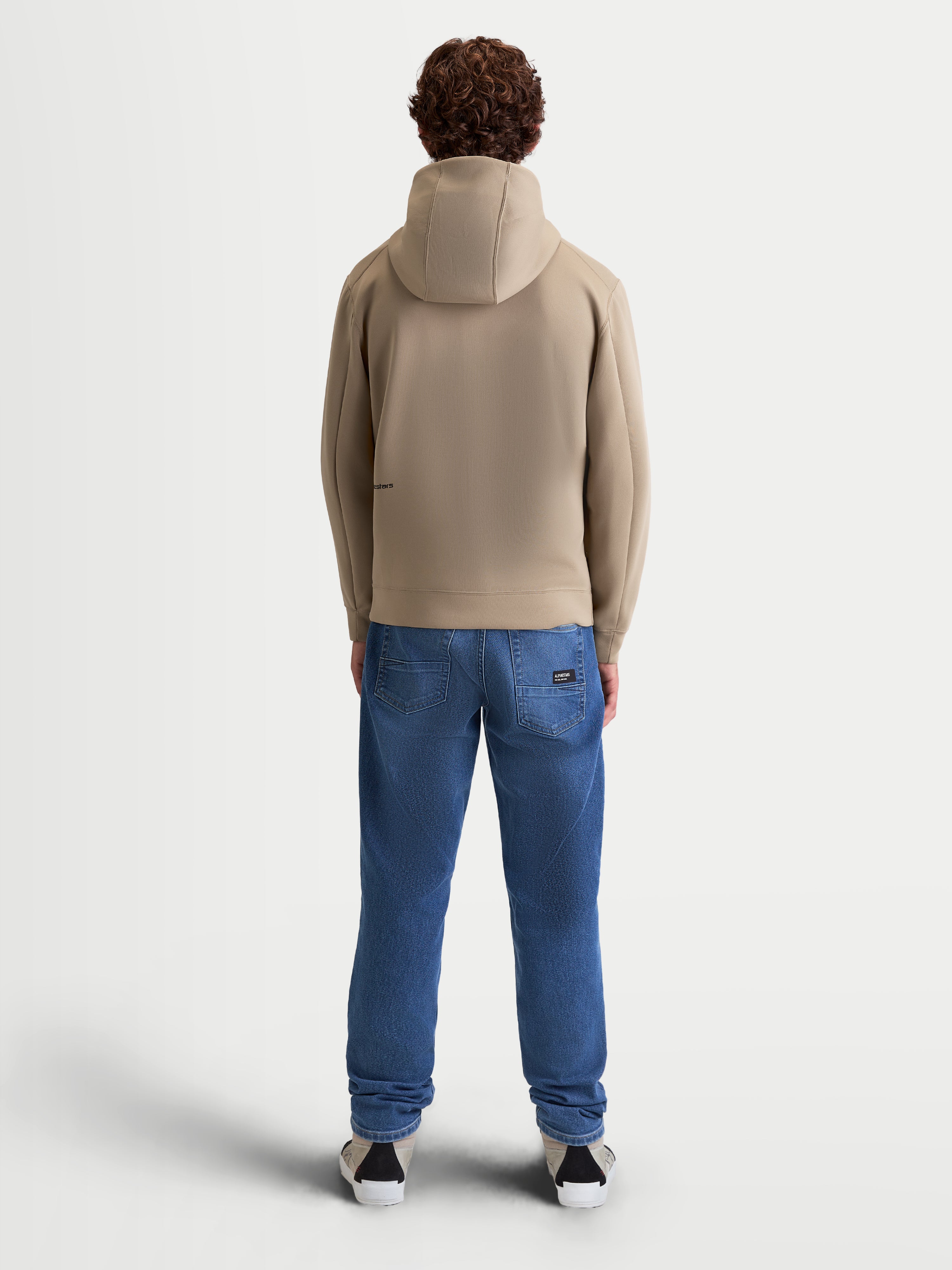Alpinestars Felpa con cappuccio Cypher, felpa sportswear beige da uomo, vista posteriore su modello, cappuccio a collo alto e tessuto tecnico tri-blend, stile casual ispirato al motorsport