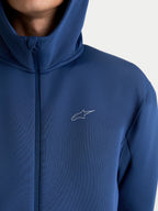 Alpinestars Felpa con cappuccio Cypher, felpa sportswear con zip frontale per uomo e donna, blu, tessuto tecnico tri-blend, con cappuccio a collo alto e dettaglio logo Astars, vista ravvicinata su modello