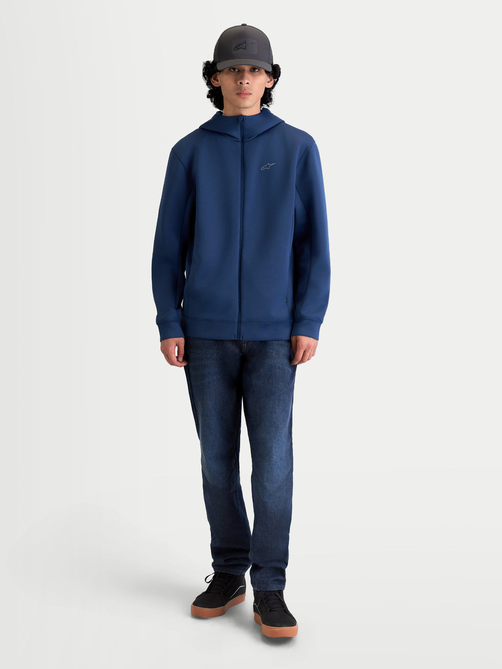 Alpinestars felpa con cappuccio Cypher, felpa in pile sportswear con zip frontale, blu acciaio, in tessuto tri-blend con cappuccio a collo alto e tasche laterali, abbigliamento casual ispirato al motorsport indossato da un modello