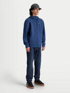 Alpinestars felpa con cappuccio Cypher, felpa sportswear con zip frontale, unisex, blu, in pile tecnico tri-blend, cappuccio a collo alto e tasche laterali, vista a figura intera su modello con stile ispirato al motorsport
