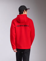 Alpinestars Transverse Hoodie, rosso, vista posteriore con scritta Alpinestars nera sulla schiena, streetwear casual, felpa in pile con cappuccio, polsini e orlo a coste, abbinata a un cappellino nero