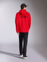 Alpinestars Transverse Hoodie, streetwear casual rosso, vista posteriore con logo Alpinestars nero, felpa in pile con cappuccio, abbinata a cappellino nero e pantaloni neri