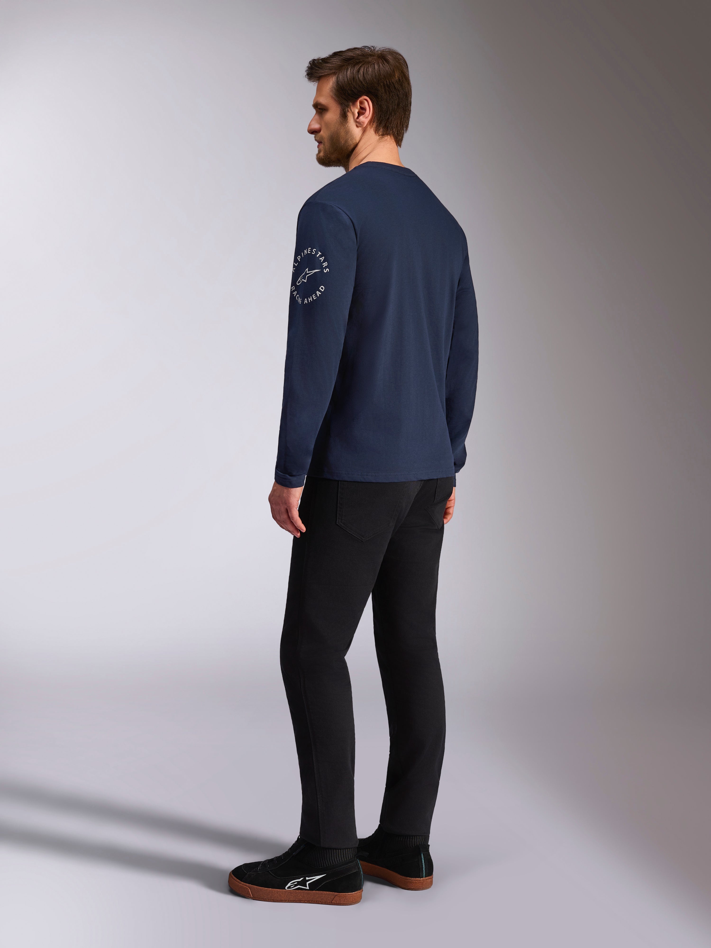 Alpinestars Mandatory CSF Tee - Maniche Lunghe, blu navy, logo circolare bianco sulla manica, vista posteriore, indossata con pantaloni neri e sneakers nere, abbigliamento casual motorsport streetwear