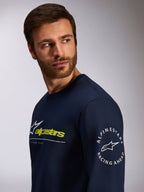 Alpinestars Mandatory CSF Tee, maglia a maniche lunghe, blu navy, con logo frontale bianco e verde lime e logo circolare Alpinestars Racing Ahead sulla manica, abbigliamento casual streetwear ispirato al motorsport