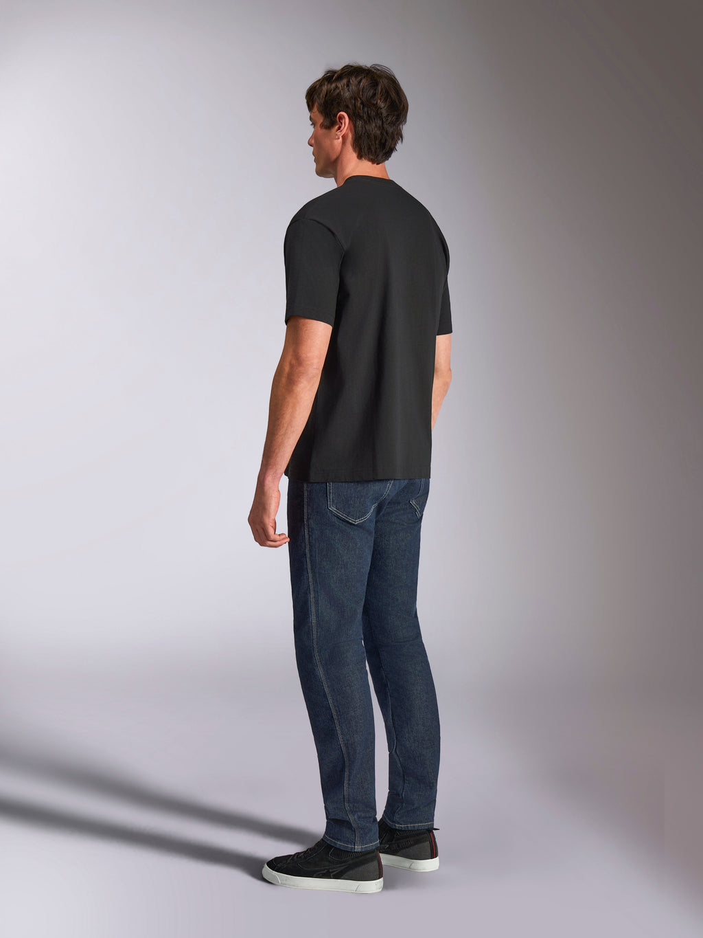 Alpinestars Aplomb Oversized CSF Tee, maglietta a maniche corte, nero, vista posteriore su modello, streetwear casual ispirato al motorsport, vestibilità oversized rilassata