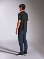 Alpinestars Aplomb Oversized CSF Tee, maglietta a maniche corte, nero, vista posteriore su modello, streetwear casual ispirato al motorsport, vestibilità oversized rilassata