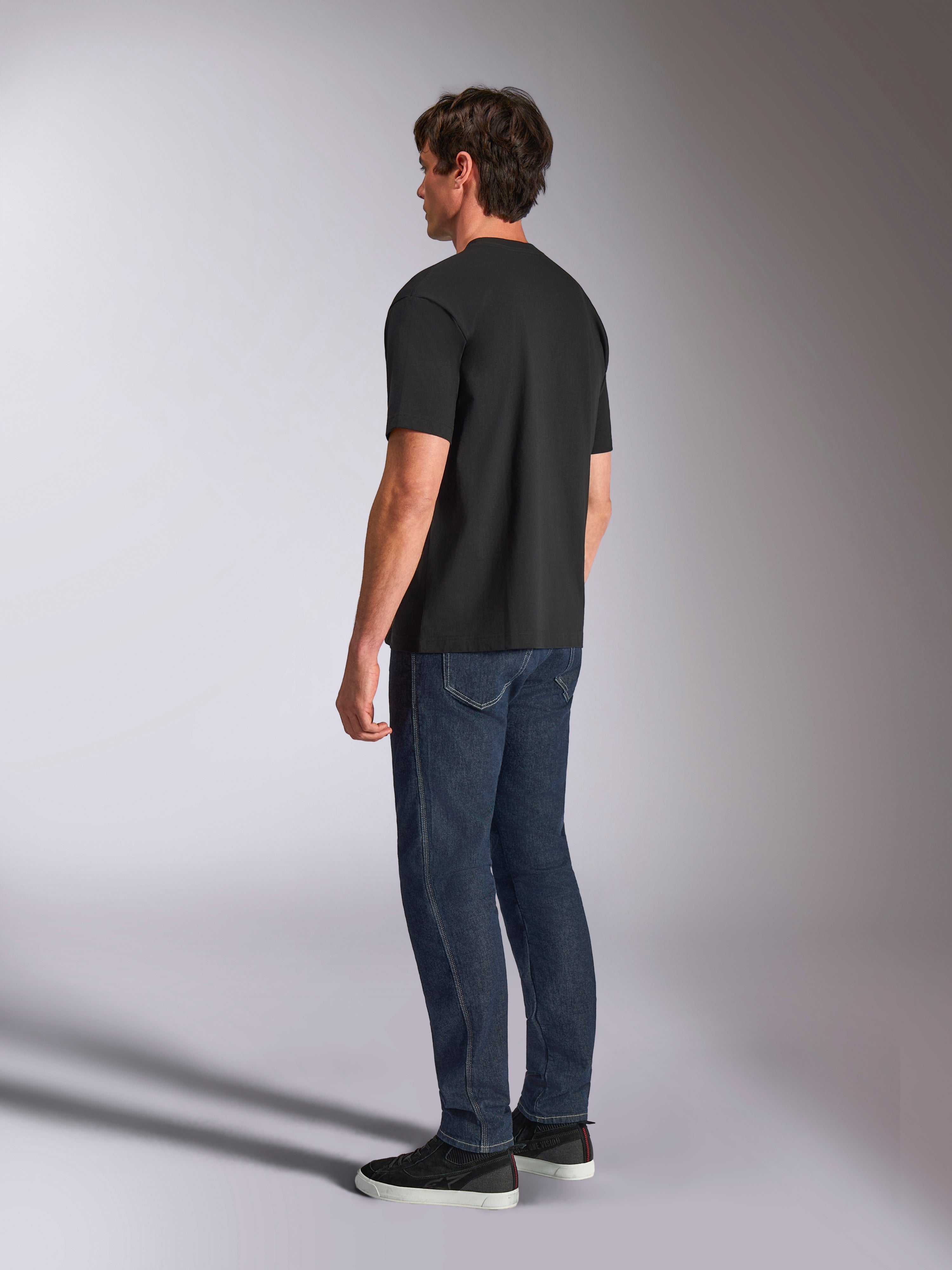 Alpinestars Aplomb Oversized CSF Tee, maglietta a maniche corte, nero, vista posteriore su modello, streetwear casual ispirato al motorsport, vestibilità oversized rilassata