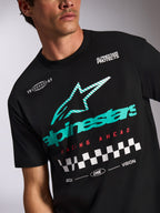 Alpinestars Aplomb Oversized CSF Tee, maglietta a maniche corte, nero, logo Astars a strisce verde acqua e bianco, scritta 'Racing Ahead' rossa con motivo a bandiera a scacchi, streetwear casual motorsport