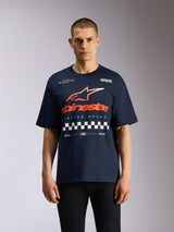 Alpinestars T-shirt Aplomb Oversized CSF, maglietta a maniche corte, blu navy, grande logo Astars arancione e bianco con grafica a scacchi, streetwear casual oversize ispirato al motorsport