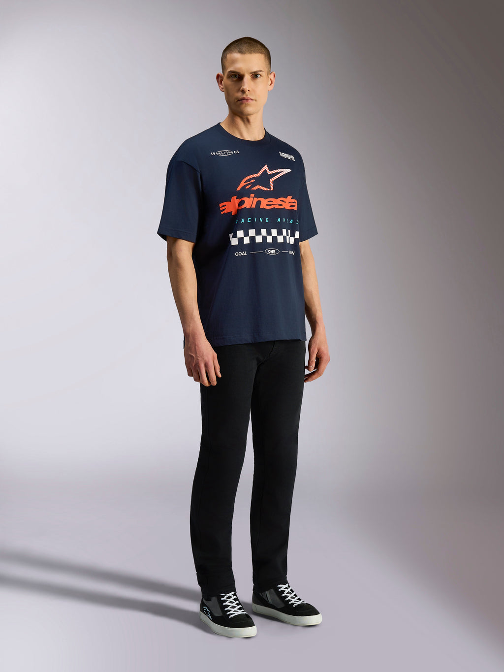 Alpinestars Aplomb Oversized CSF Tee, t-shirt a maniche corte, blu navy, grande logo Astars arancione e bianco con grafica a scacchi, streetwear casual ispirato al motorsport