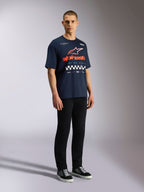 Alpinestars Aplomb Oversized CSF Tee, t-shirt a maniche corte, blu navy, grande logo Astars arancione e bianco con grafica a scacchi, streetwear casual ispirato al motorsport