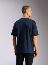 Alpinestars Aplomb Oversized CSF Tee, maglietta a maniche corte, blu navy, vista posteriore su modello, vestibilità ampia e rilassata, streetwear casual ispirato al motorsport