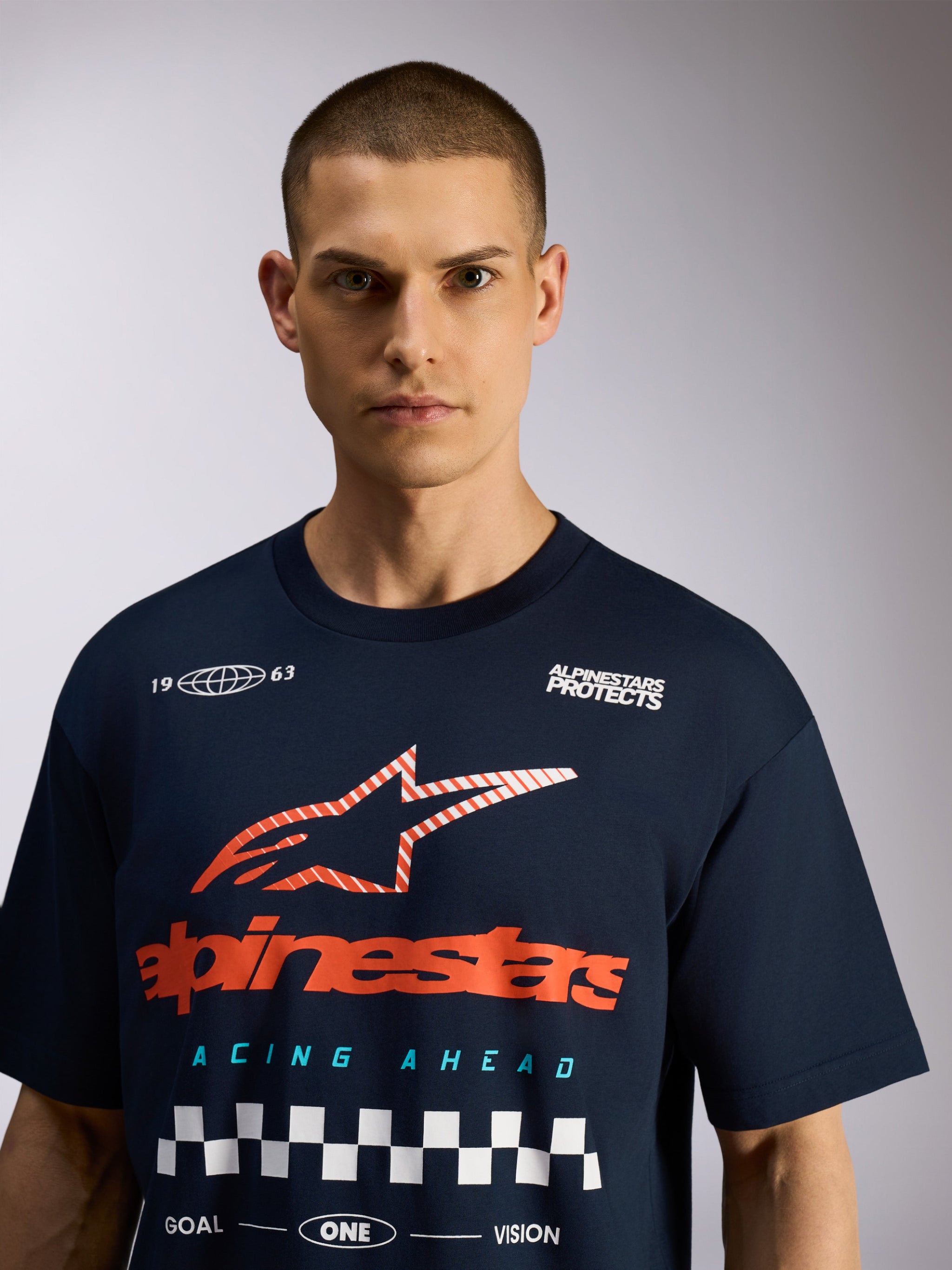 Alpinestars Maglietta Aplomb Oversized CSF, maglietta a maniche corte, blu navy, grande grafica sul petto con logo rosso e motivo a scacchi bianco, abbigliamento casual motorsport streetwear