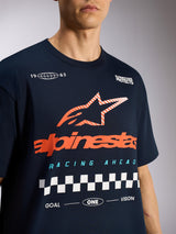 Alpinestars Aplomb Oversized CSF Tee, maglietta a maniche corte, blu navy, con grande logo a stella Astars arancione a strisce e grafica racing a scacchi, abbigliamento sportivo casual motorsport