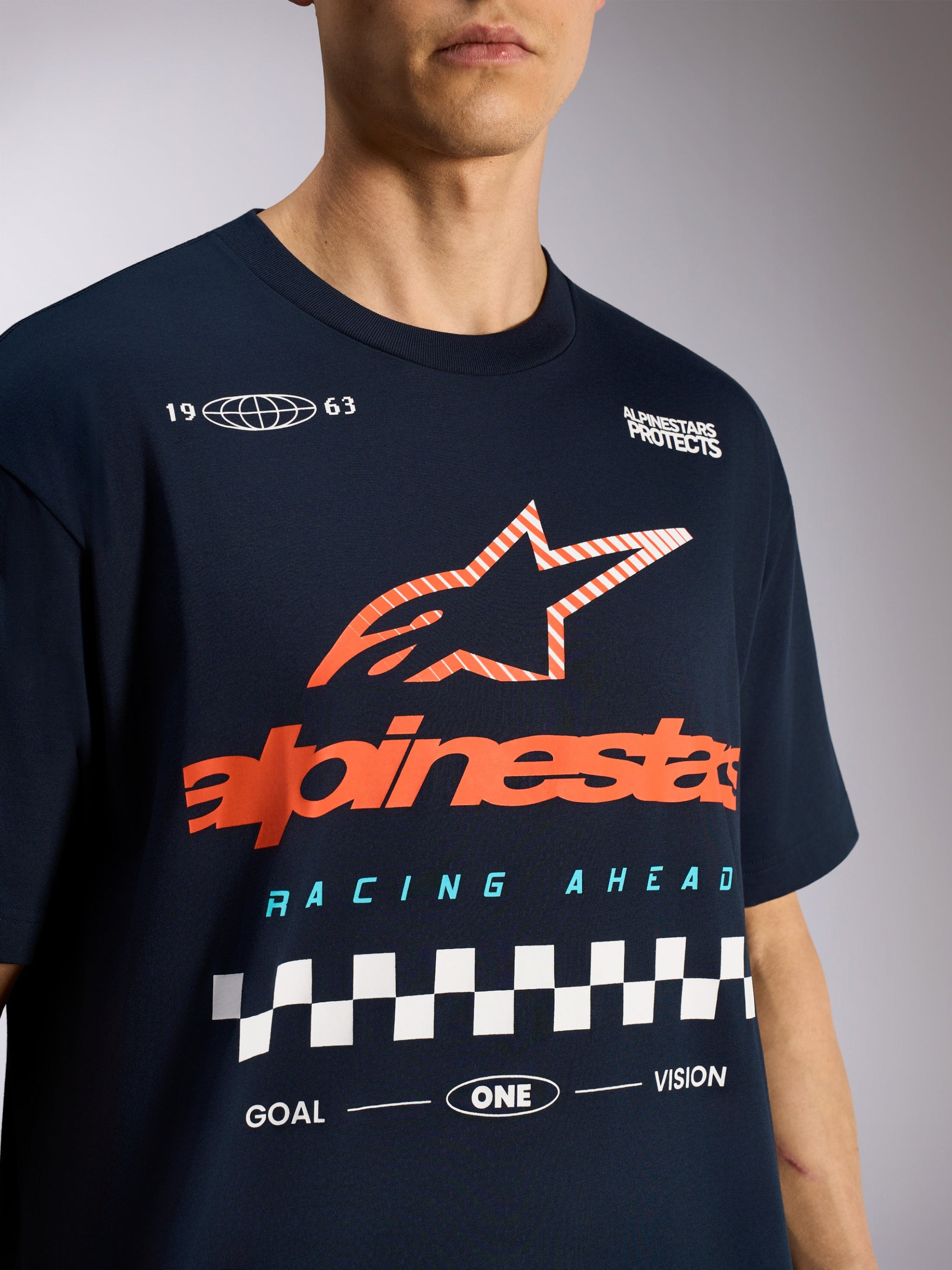 Alpinestars Aplomb Oversized CSF Tee, maglietta a maniche corte, blu navy, con grande logo a stella Astars arancione a strisce e grafica racing a scacchi, abbigliamento sportivo casual motorsport
