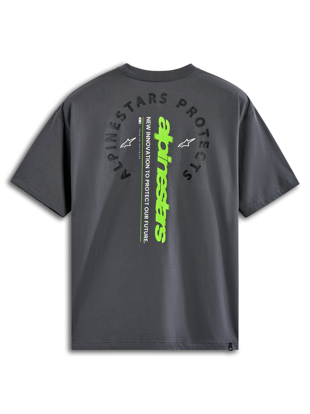 Alpinestars Overhang Oversized CSF Tee, maglietta a maniche corte, color carbone, vista posteriore con scritta 'Alpinestars Protects' ad arco e marchio verticale verde lime, streetwear casual ispirato al motorsport