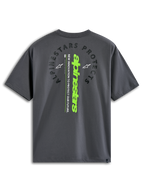 Alpinestars Overhang Oversized CSF Tee, maglietta a maniche corte, color carbone, vista posteriore con scritta 'Alpinestars Protects' ad arco e marchio verticale verde lime, streetwear casual ispirato al motorsport