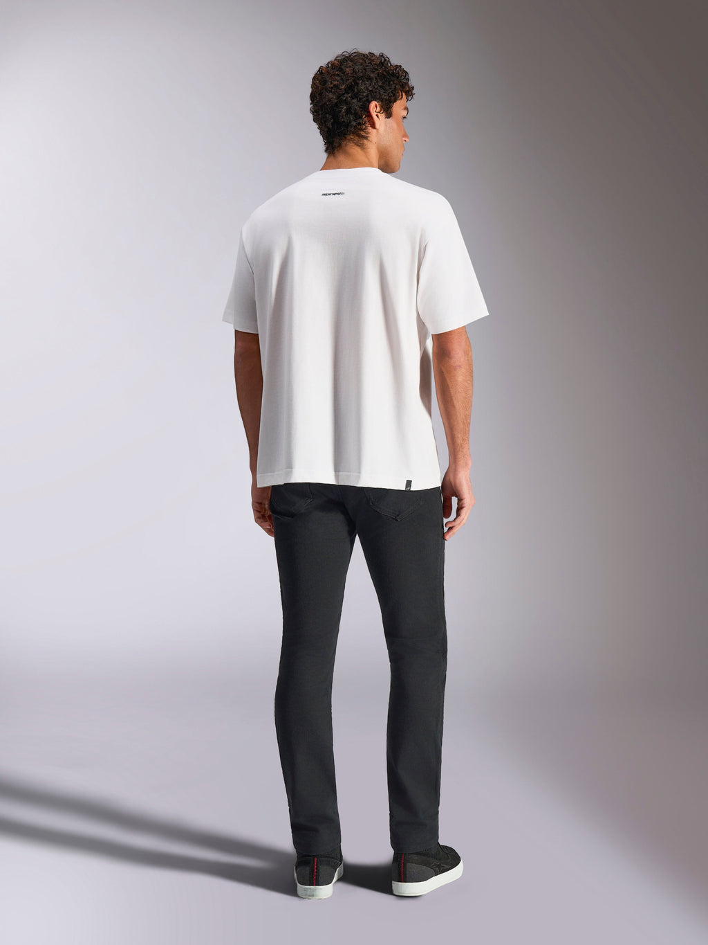 Alpinestars Focused Oversized CSF Tee, t-shirt a maniche corte, bianca, con un piccolo logo Alpinestars sulla parte superiore della schiena, vestibilità oversize rilassata, streetwear casual ispirato al motorsport
