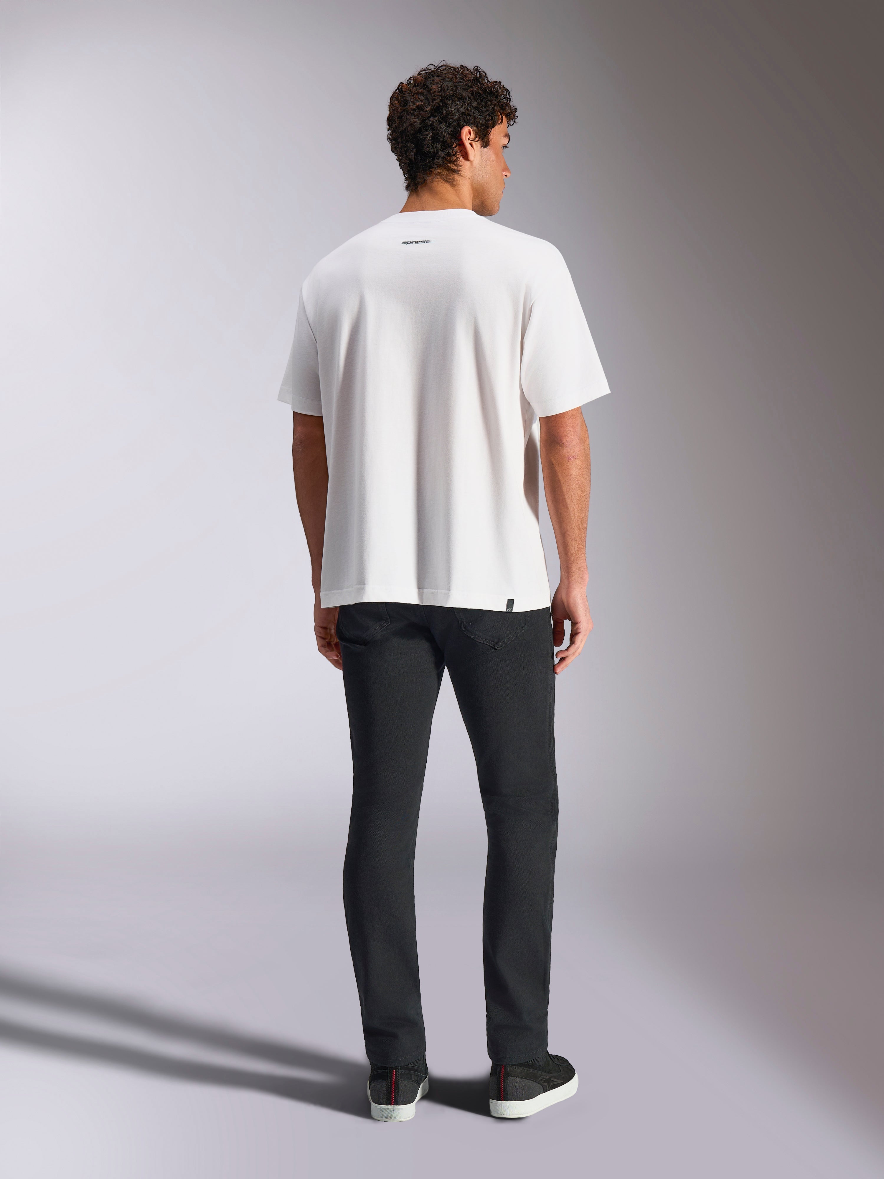 Alpinestars Focused Oversized CSF Tee, t-shirt a maniche corte, bianca, con un piccolo logo Alpinestars sulla parte superiore della schiena, vestibilità oversize rilassata, streetwear casual ispirato al motorsport
