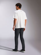 Alpinestars Focused Oversized CSF Tee, t-shirt a maniche corte, bianca, piccolo logo Alpinestars nero sul retro del collo, indossata con pantaloni neri, vestibilità oversize, streetwear casual ispirato al motorsport