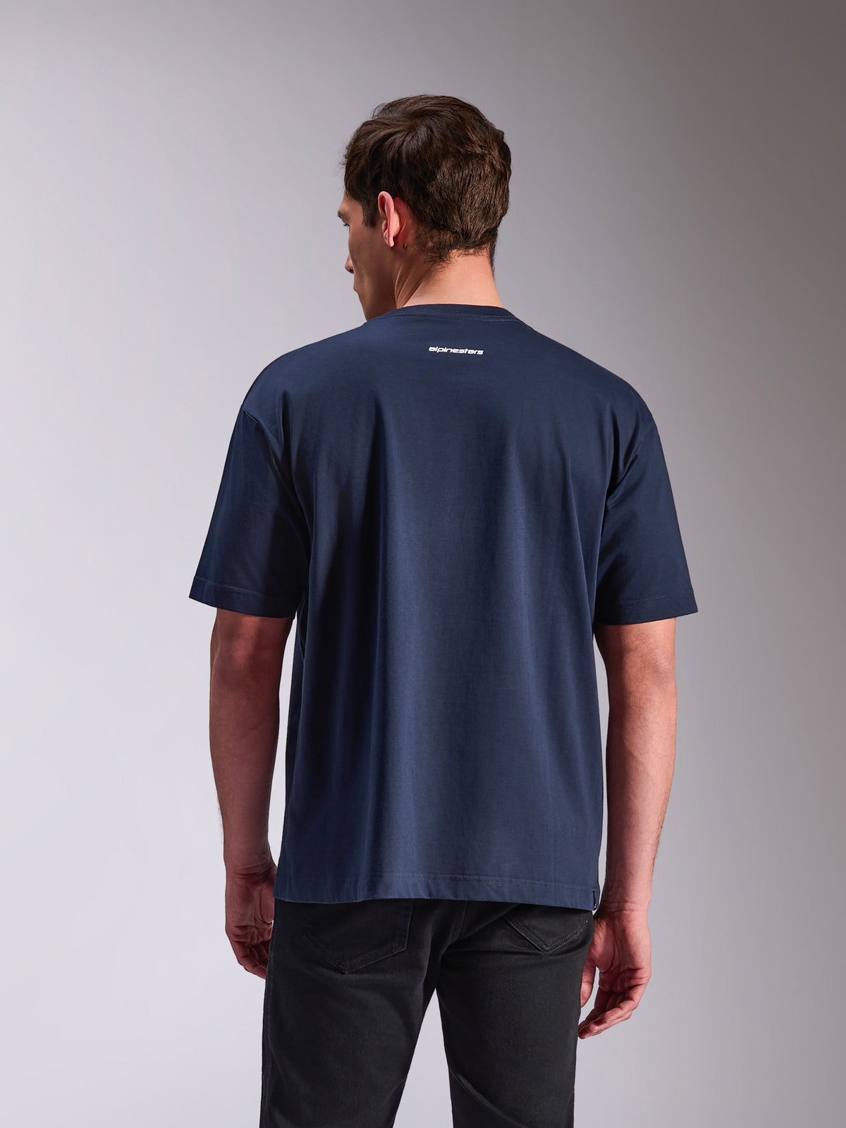 Alpinestars Focused Oversized CSF Tee, t-shirt a maniche corte, blu navy, vista posteriore con piccolo logo Alpinestars bianco, vestibilità comoda, streetwear casual ispirato al motorsport