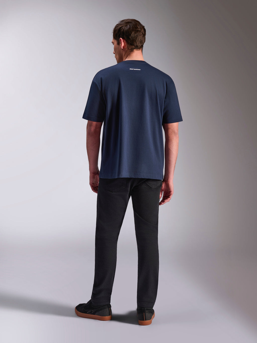Alpinestars Focused Oversized CSF Tee, maglietta a maniche corte, blu navy, vista posteriore con piccolo logo Alpinestars bianco sulla parte superiore della schiena, silhouette oversize rilassata, streetwear casual ispirato al motorsport
