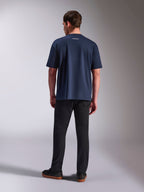 Alpinestars Focused Oversized CSF Tee, maglietta a maniche corte, blu navy, vista posteriore con piccolo logo Alpinestars bianco sulla parte superiore della schiena, silhouette oversize rilassata, streetwear casual ispirato al motorsport
